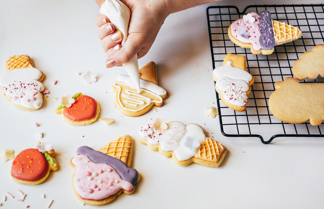 Decorating sugar cookies in lolly ice cream shape with sugar